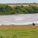 Buscan intensamente a un joven de 19 años en el río Salado: desapareció tras caer de una canoa a la deriva