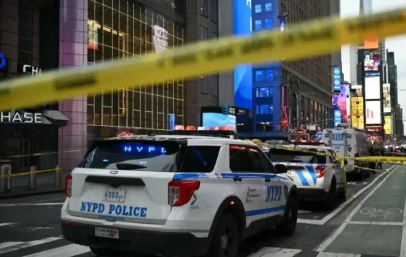 Una mujer fue abatida por la policía tras atacar y matar a otra en el Times Square de Nueva York
