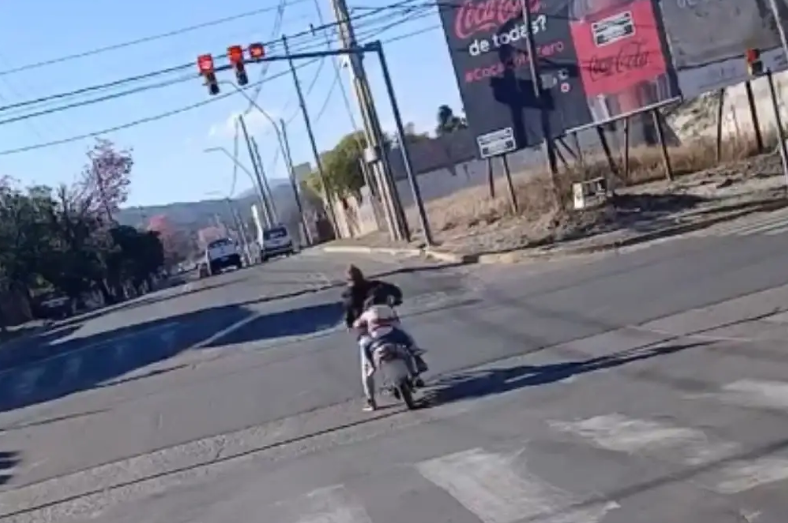 Imprudencia en Catamarca: circulaba en moto con su hija, sin casco y llevaba una cerveza en la mano