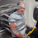Video: un pasajero atacó a la tripulación y terminó atado a su asiento con cinta adhesiva