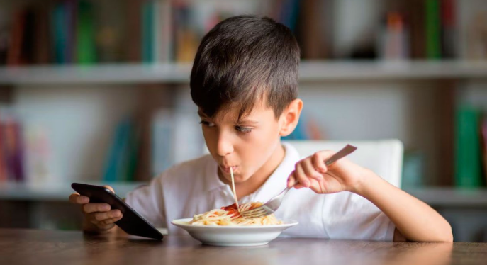 “El uso sin límites del celular y las redes sociales provocan trastornos en la salud mental de niños, niñas y adolescentes”