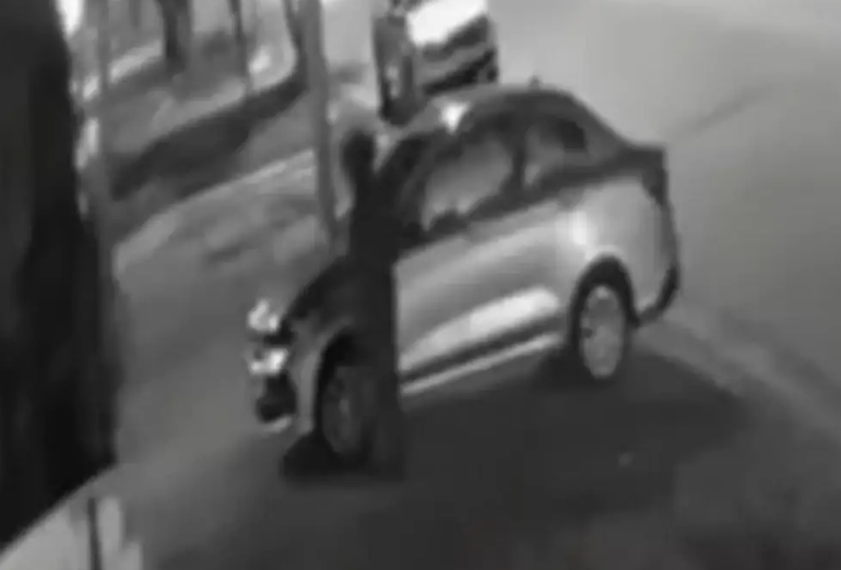 Corrientes: una docente le prendió fuego al auto de su amante y quedó filmada