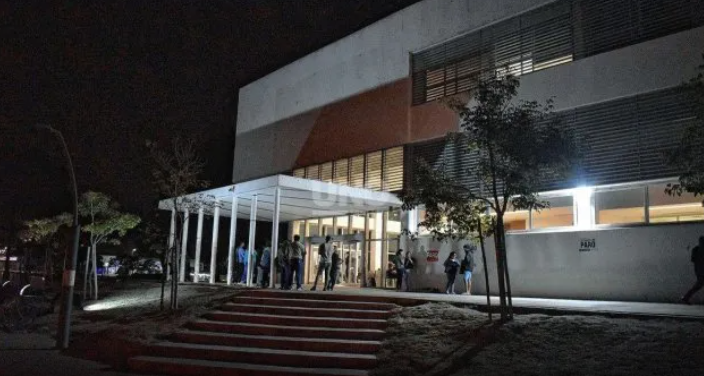 Intentaron asesinar a un hombre a balazos mientras jugaba al fútbol en el norte de la ciudad: está grave y pelea por su vida