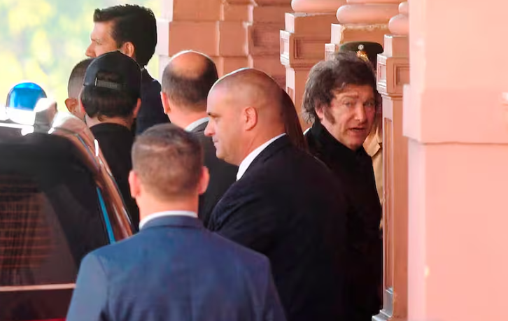 Milei suspendió su viaje al Reino Unido mientras busca mantener Malvinas en agenda