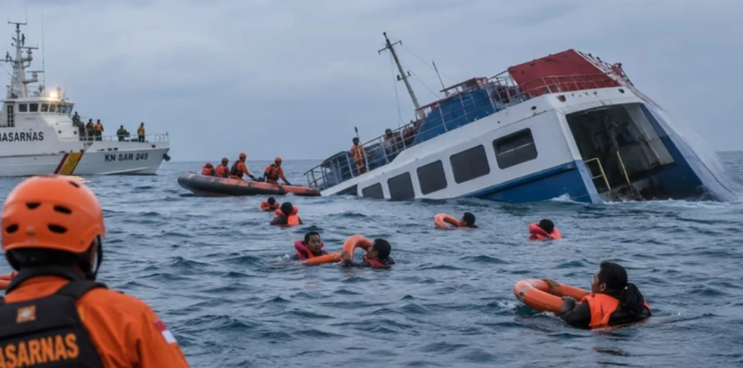 Se hundió un barco de pasajeros en Indonesia: hay muertos y 129 desaparecidos