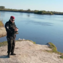 Desesperada búsqueda de un joven que cayó al río Salado durante una jornada de pesca