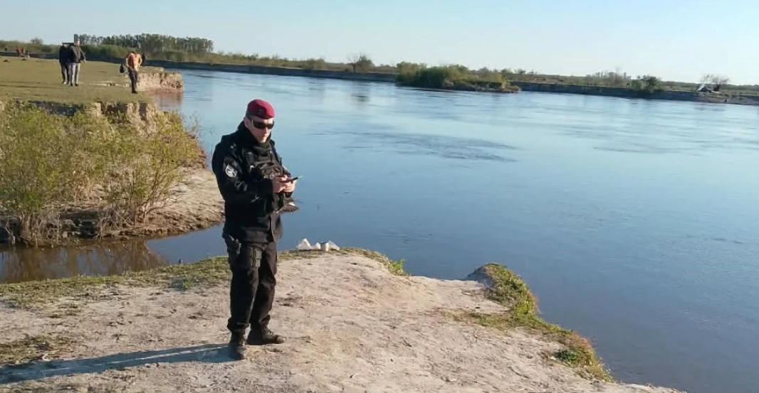 Desesperada búsqueda de un joven que cayó al río Salado durante una jornada de pesca
