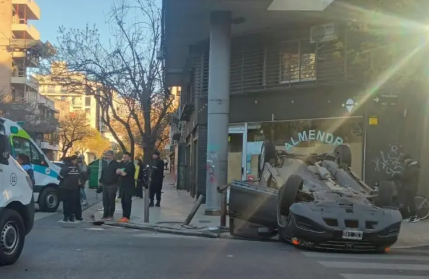 Triple choque en Rosario dejó un auto volcado y otro con graves daños