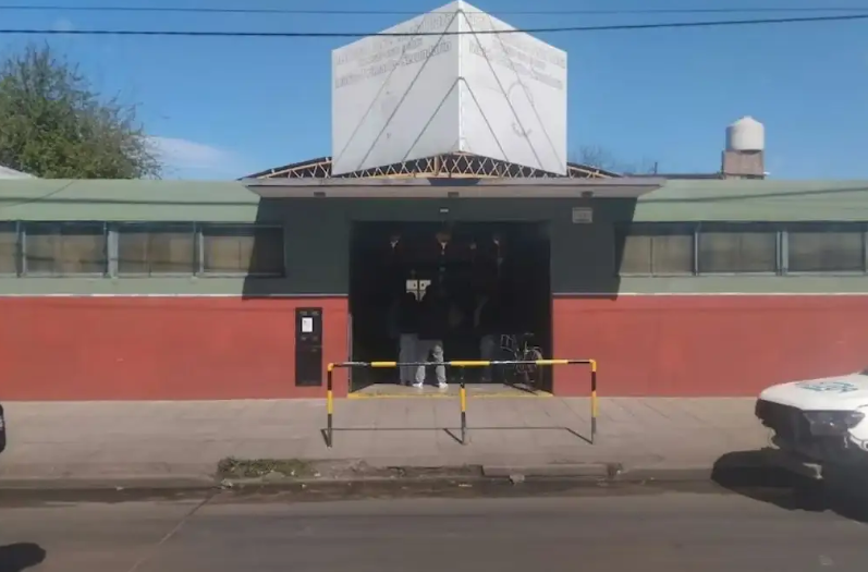 Un alumno llevó un arma en la mochila, al apoyarla se disparó y provocó pánico en un colegio de La Matanza