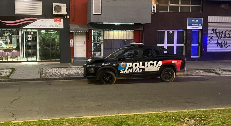 Un patrullero estaba trasladando a un baleado y se estrelló contra un árbol en Av. Freyre