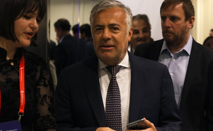 Milei sube a los gobernadores radicales a la gira por París para que le voten la eliminación de las PASO