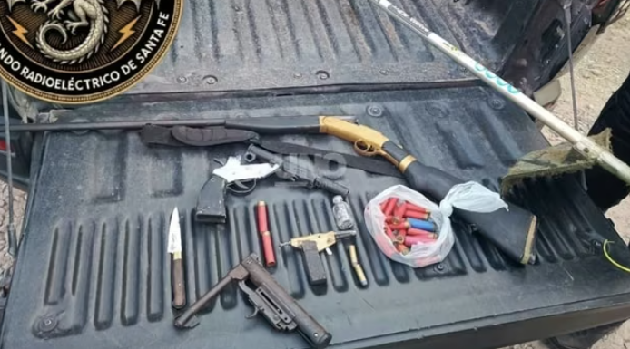Barrio Brigadier López: una denuncia por robo derivó en una requisa domiciliaria con dos aprehendidos y cuatro armas secuestradas