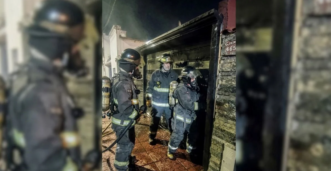 Incendio en una cochera y daños en una vivienda en barrio Candioti