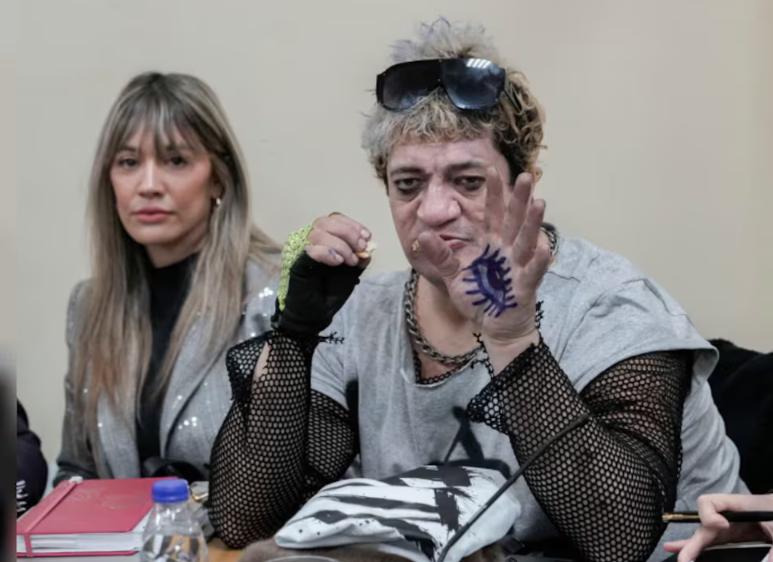 Pity Álvarez chocó en La Paternal: embistió a un auto que cargaba nafta en una estación de servicio
