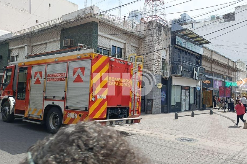 Susto en la peatonal por un incendio en un edificio administrativo