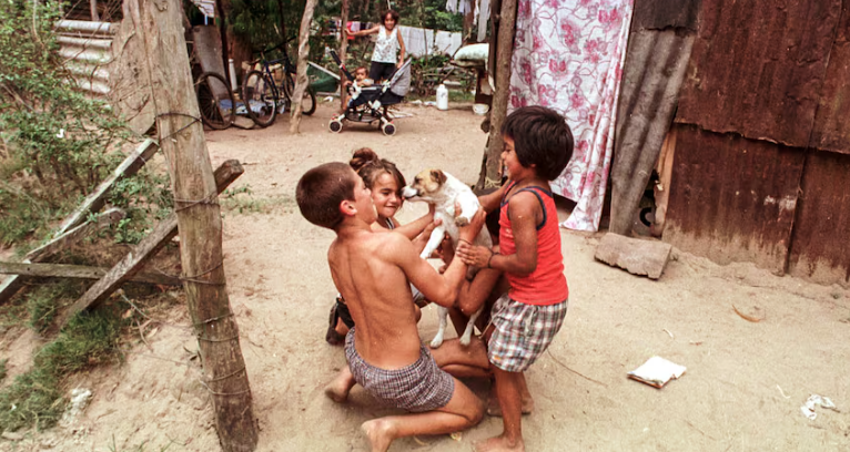 La pobreza pega más fuerte en los dos extremos: niños y jubilados