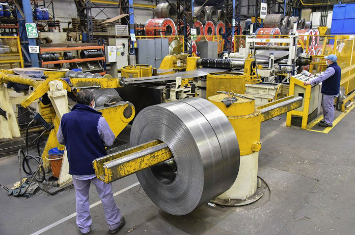 Para la UIA, la industria cayó casi 6% en agosto y acumuló un bajón del 3% en el año
