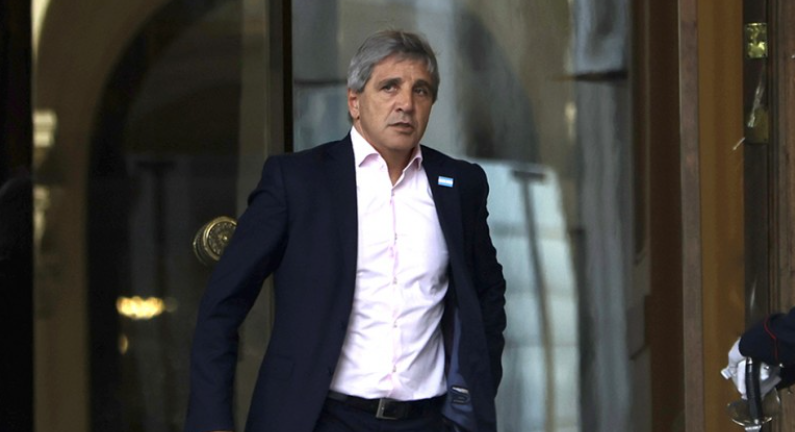 Caputo incumplió las metas de superávit y reservas, pero el FMI maniobró para cubrirlo