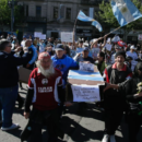 «Dejen de matarnos»: el velatorio simbólico al sistema previsional frente al Congreso