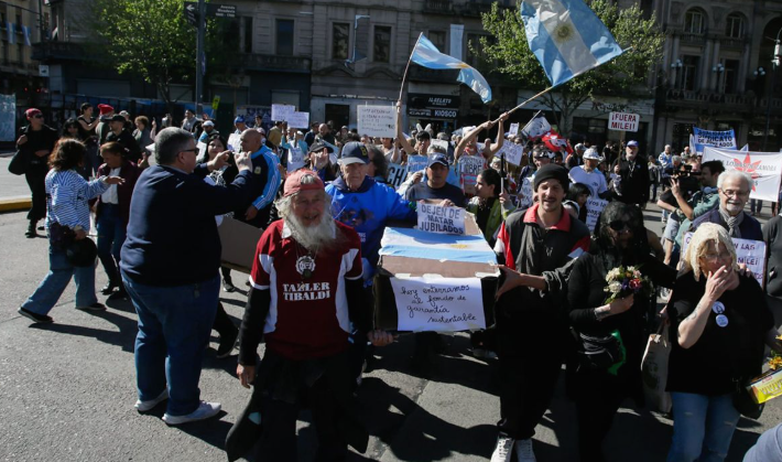 «Dejen de matarnos»: el velatorio simbólico al sistema previsional frente al Congreso