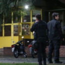 Alarma en San Cristóbal: investigan a un alumno de la Escuela Mariano Moreno por exhibir un arma y secuestran un revólver