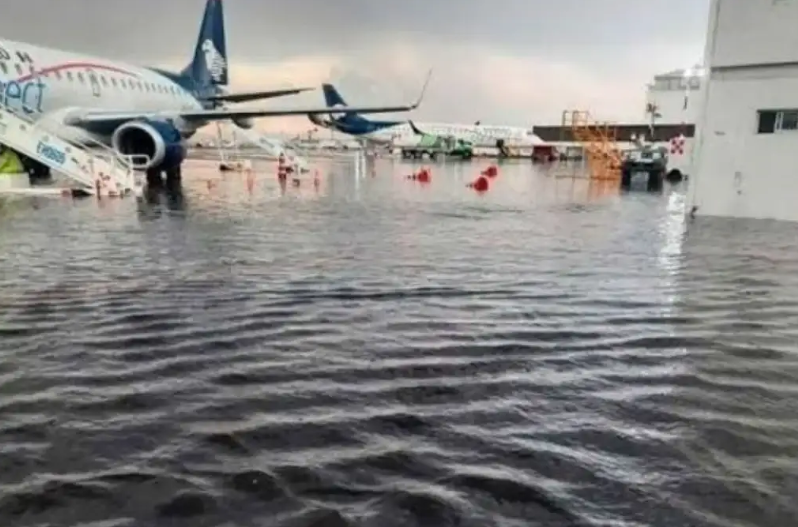 Inundaciones en Bangkok: el agua ingresó con furia el aeropuerto y debieron evacuar a los pasajeros