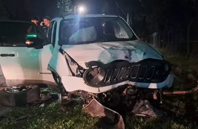 “Estaba medio escabio”: se filmó manejando a 140 km/h, chocó contra un poste y salió ileso