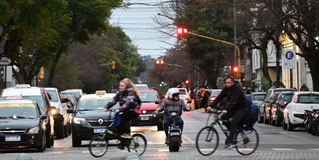 Ciclistas, corredores y automovilistas: el desafío de convivir en los espacios públicos de Santa Fe