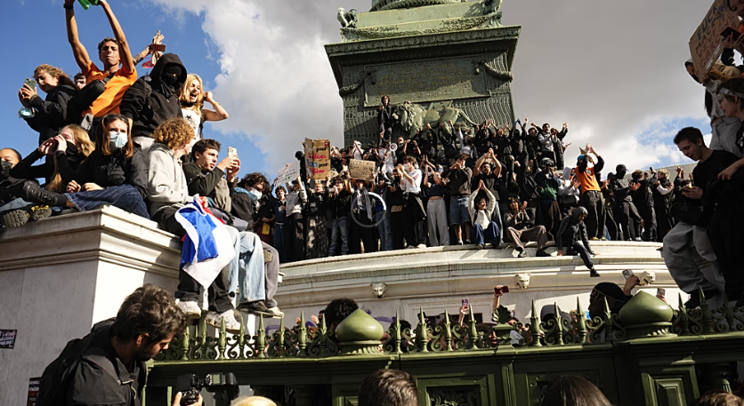 París arde en una jornada histórica de protesta contra el ajuste y el costo de vida