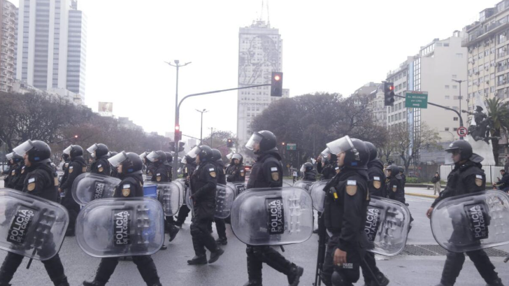 Denuncian que la policía disparó directo contra periodistas durante la marcha universitaria