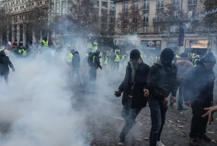 Represión en Francia: una adolescente perdió la visión de un ojo por el impacto de un gas lacrimógeno