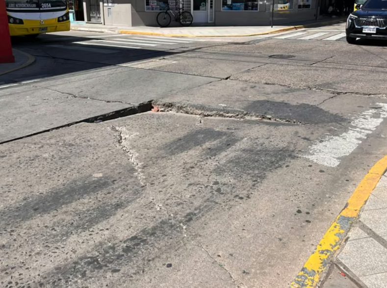 Hundimiento en 9 de Julio y Salta: comienzan los trabajos de reparación y habrá cortes de tránsito y desvíos de colectivos