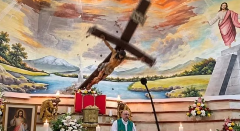 Una cruz se desprendió del altar y mató a un sacerdote mientras celebraba misa