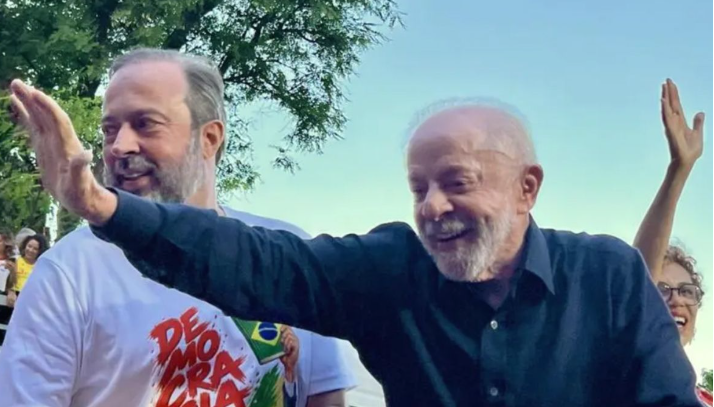 Lula dice que tiene todas las cartas para ganarle el truco a Flávio Bolsonaro