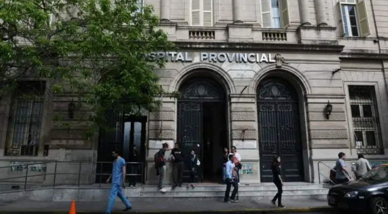 Pasaron caminando y balearon a una joven en Villa Gobernador Gálvez