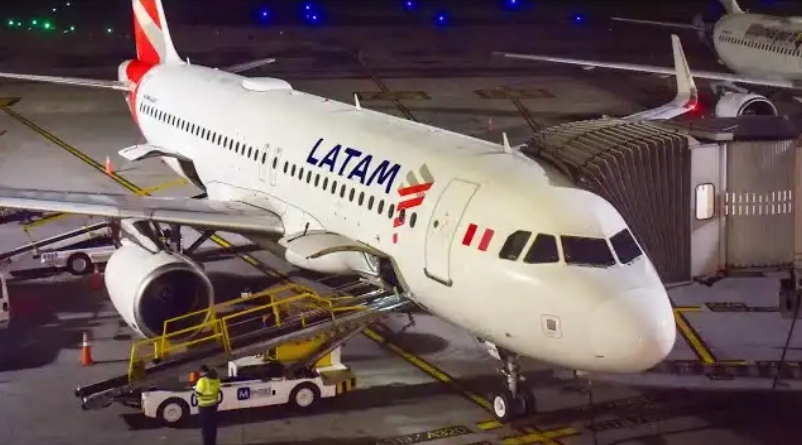 Un rayo impactó contra un avión de LATAM cuando estaba por aterrizar en Chile: el impactante video