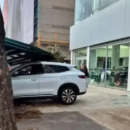 Video: fue a probar un auto eléctrico 0 km, aceleró por error y terminó destrozando una concesionaria