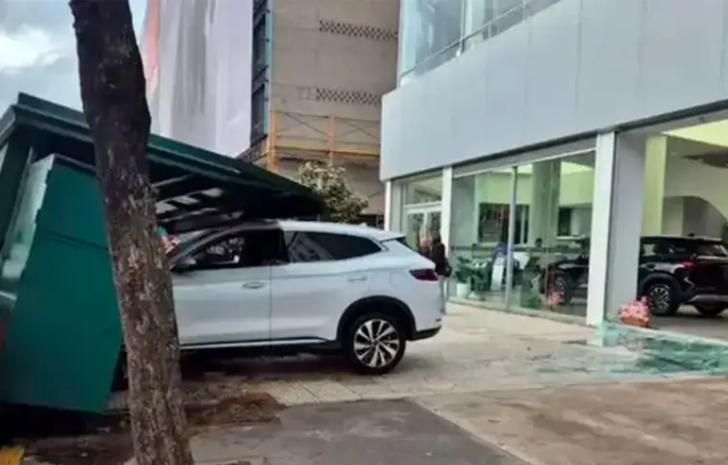 Video: fue a probar un auto eléctrico 0 km, aceleró por error y terminó destrozando una concesionaria