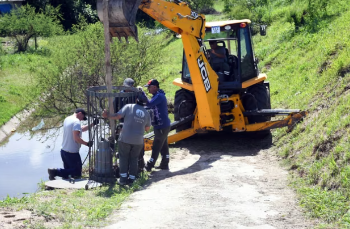 Preparación ante El Niño: instalan nuevas bombas de drenaje en Colastiné Norte y prueban el sistema de defensas