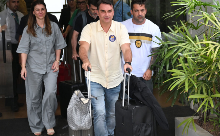 El prófugo libertario Flávio Bolsonaro llegó a Estados Unidos tras huir de Brasil
