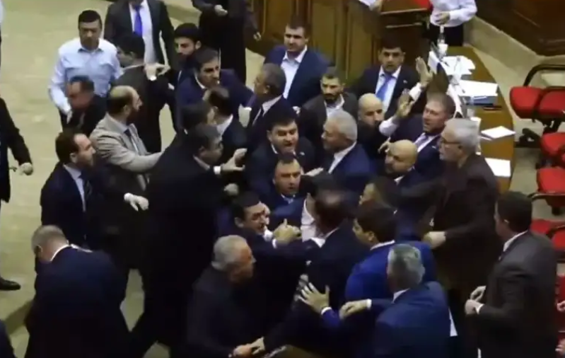 Tensión en el Parlamento armenio: diputados discutieron y se agarraron a piñas en plena sesión