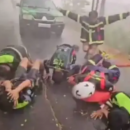 Entre lágrimas, saltos y abrazos: la reacción de los bomberos cuando llegó la lluvia a Indonesia