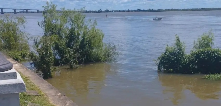 La crecida de los ríos Paraná y Uruguay obligó a más de 470 personas a dejar sus hogares en Corrientes