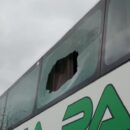 Tiraron piedras a un colectivo que trasladaba policías